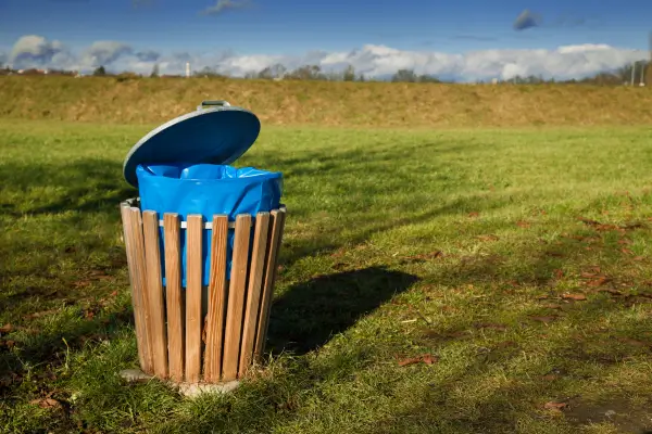 Soluções sustentáveis para lixo no camping