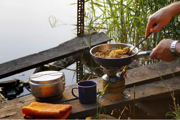 8 receitas de macarrão fáceis para cozinhar no camping