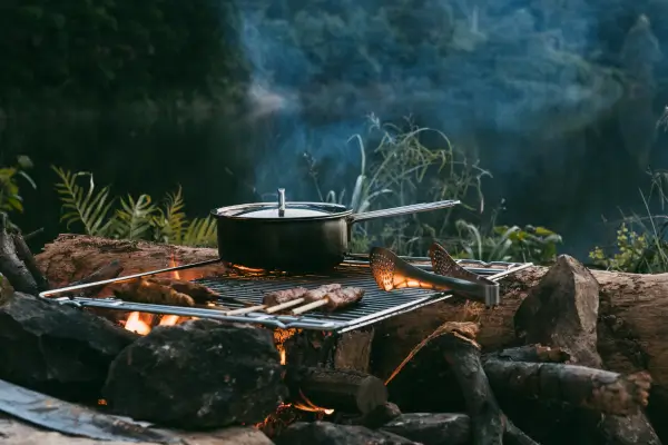 Cozinhando sob as estrelas: Receitas rápidas para noites de camping