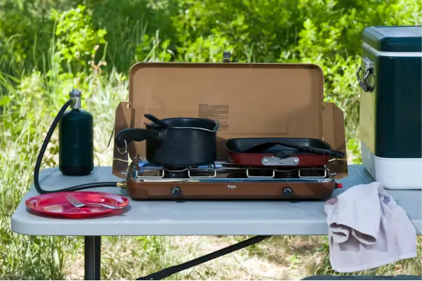 Cardápio de aventura: Como surpreender com comidas criativas no camping