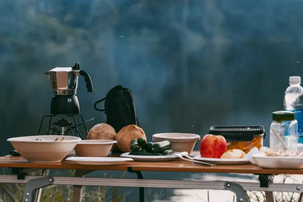 Café da manhã vegano para camping sem desperdício