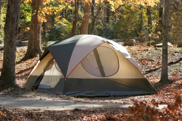 Trilhas desertas para acampar em meio à natureza preservada